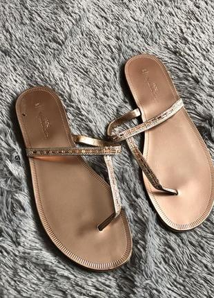 Новенькие шлепанцы с камушками (есть фото на ноге)