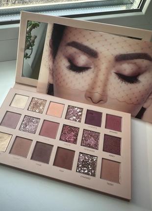 Huda beauty the new nude тени