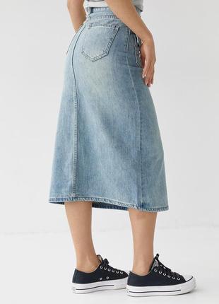 Джинсовая юбка с разрезом и накладными карманами3 фото