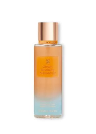 Парфюмированный увлажняющий спрей victorias secret vibrant. blooming.