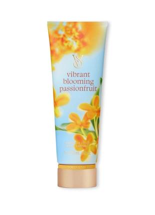 Парфюмированный увлажняющий лосьон victorias secret vibrant. blooming.