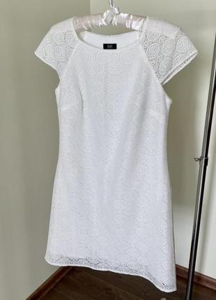 Красива біла сукня з мереживом
