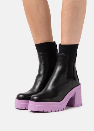 Черные кожаные сапоги ботинки на фиолетовой подошве платформе на широком среднем каблуке5 фото