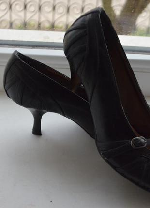 Очень красивые кожаные туфли размер 36,каблук "рюмочка".2 фото