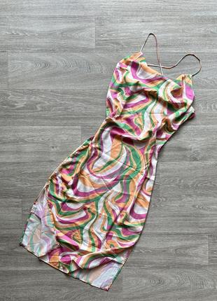 Стильное сатиновое платье миди с разрезами и открытой спиной ярким принтом only 38/m4 фото