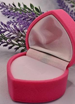 Ювелірна подарункова упаковка футляр для перстня рожеве серце крила оксамитова2 фото