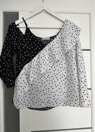 Черно-белая блуза в горошек
