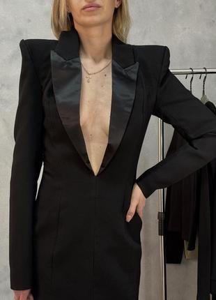 Короткое черное платье пиджак с декольте plt9 фото