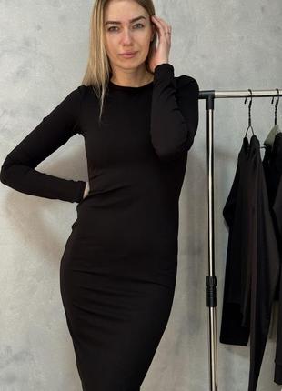 Черное базовое платье миди облегающее plt1 фото