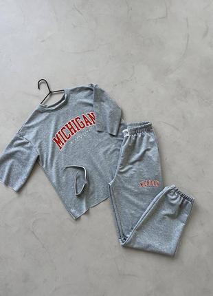 Костюм, футболка и джоггеры