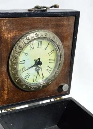 Гарний інтерьєрний годинник в ретро стилі. німеччина. дерево. винтажные настольные часы.