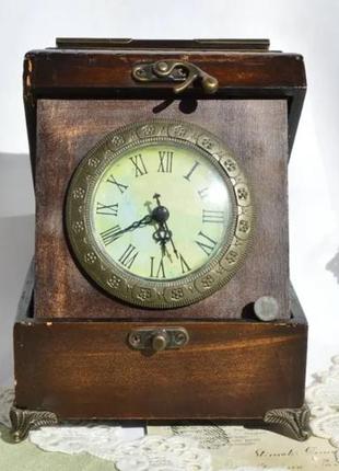 Гарний інтерьєрний годинник в ретро стилі. німеччина. дерево. винтажные настольные часы.