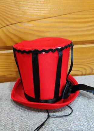Красная шляпка мини шляпка цилиндр1 фото