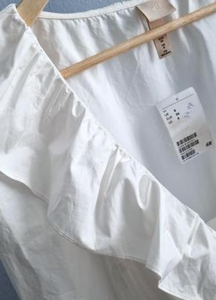 Белое мини платье на запах3 фото