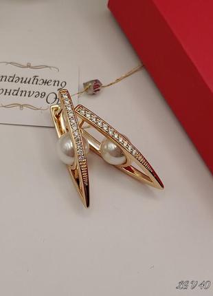 Витончені та ошатні сережки-стріли з фіанітами та перлами (майорка), позолота4 фото