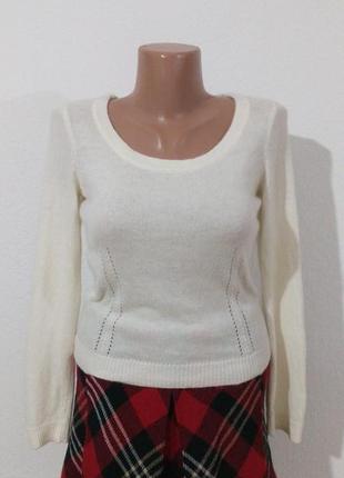 Тепленький джемпер молочного кольору