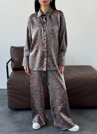 Трендовий шовковий леопардовий костюм жіночий оверсайз комплект сорочка і штани вільного крою