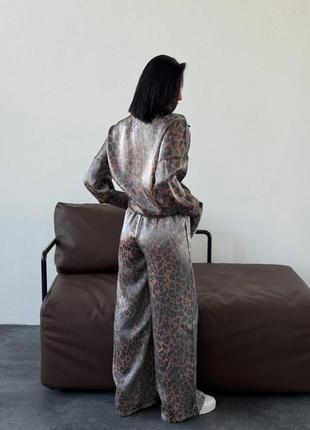 Трендовый шелковый леопардовый костюм женский оверсайз комплект рубашка и брюки свободного кроя6 фото