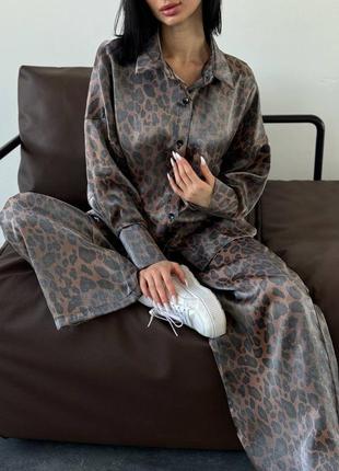 Трендовый шелковый леопардовый костюм женский оверсайз комплект рубашка и брюки свободного кроя4 фото