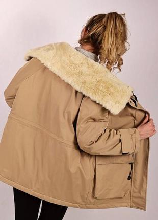 Стильная бежевая женская куртка с накладными карманами удлиненная женская куртка с мехом эко5 фото