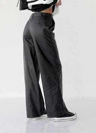 Шкіряні брюки палаццо з екошкіри штани кльош чорні класичні вільні трендові стильні3 фото