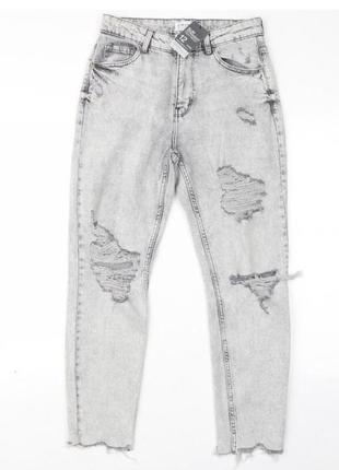Стильные молодежные джинсы с потертостями