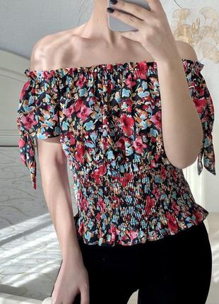 Цветочная блуза с посадкой на плечах и резинкой на талии от zara в размере s