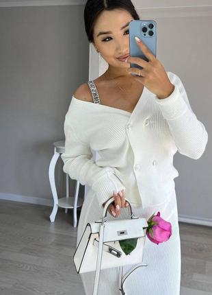 Классический трикотажный костюм в рубчик кофта на пуговицах укороченная юбка миди комплект...