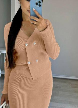 Классический трикотажный костюм в рубчик кофта на пуговицах укороченная юбка миди комплект...