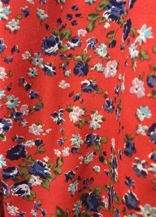 Очень красивая и стильная брендовая блузка в цветашках.3 фото