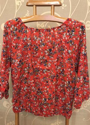 Очень красивая и стильная брендовая блузка в цветашках.6 фото