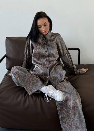 Женский шелковый костюм с леопардовым принтом