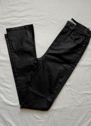 Черные брюки брюки брюки с напылением под кожу на высокой посадке с разрезами внизу размер 366 фото