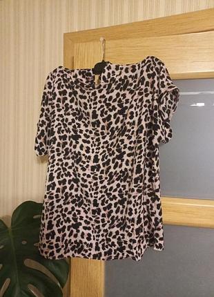 Блуза. рукав спущен. воротник стойка, взади на пуговице.