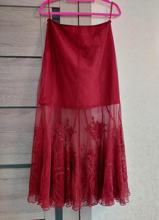 Бордово-красная полупрозрачная длинная юбка с элементами вышивки per una (размер 10-12)1 фото