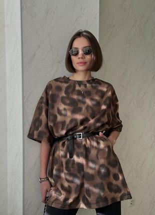 Женское удлиненное футболка - платье оверсайз стильное с принтом леопард2 фото