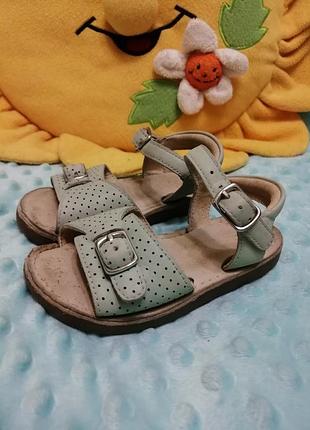 Босоножки кожаные