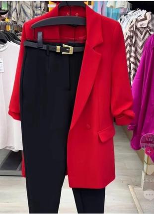 Брючний костюм з червоним піджаком1 фото