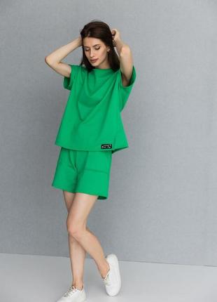 Летний яркий женский костюм - шорты с карманами и футболка, цвет - зеленый7 фото