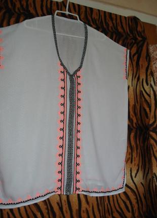 Супер туніка білого кольору з чорно-рожевою вишивкою "new look"р. s,100%віскоза.