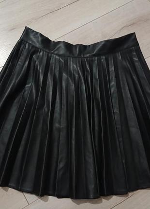 Черная матовая мини юбка плиссе из эко кожи на флисе2 фото