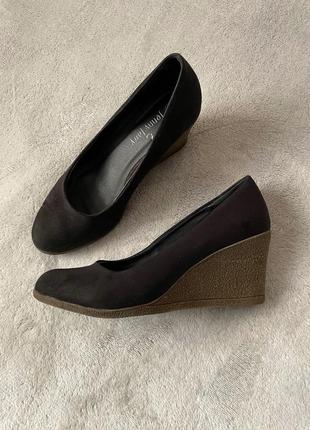 Туфли замшевые на танкетке
