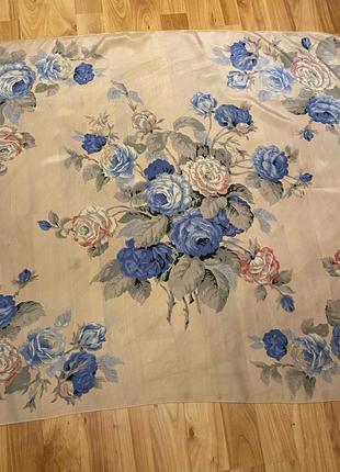 Шелковый платок в голубых цветах