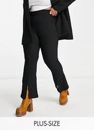 Базові чорні штани в смужку з розрізами