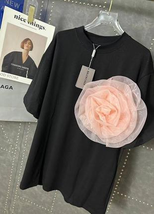 Брендовая футболка с цветком на груди в стиле balenciaga