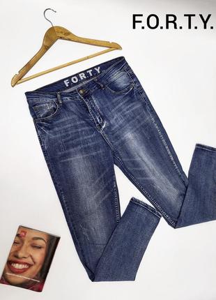 Женские синие джинсы с высокой посадкой местами драпани от бренда f.o.r.t.y.