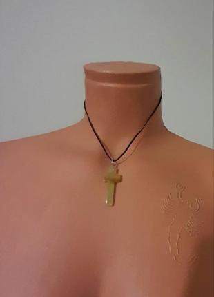 Крестик из оникса на шнурке из натуральной кожи.3 фото