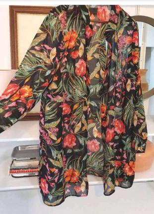 Стильная удлиненная блуза в цветы1 фото