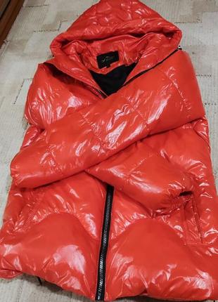 Яркая теплая куртка, с капюшоном есть резинки , которые регулируют объем, размер л5 фото