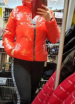 Яркая теплая куртка, с капюшоном есть резинки , которые регулируют объем, размер л